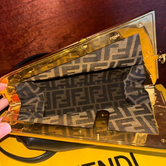 Fendi black leather lambskin clutch with strap - Picture 3 of 12